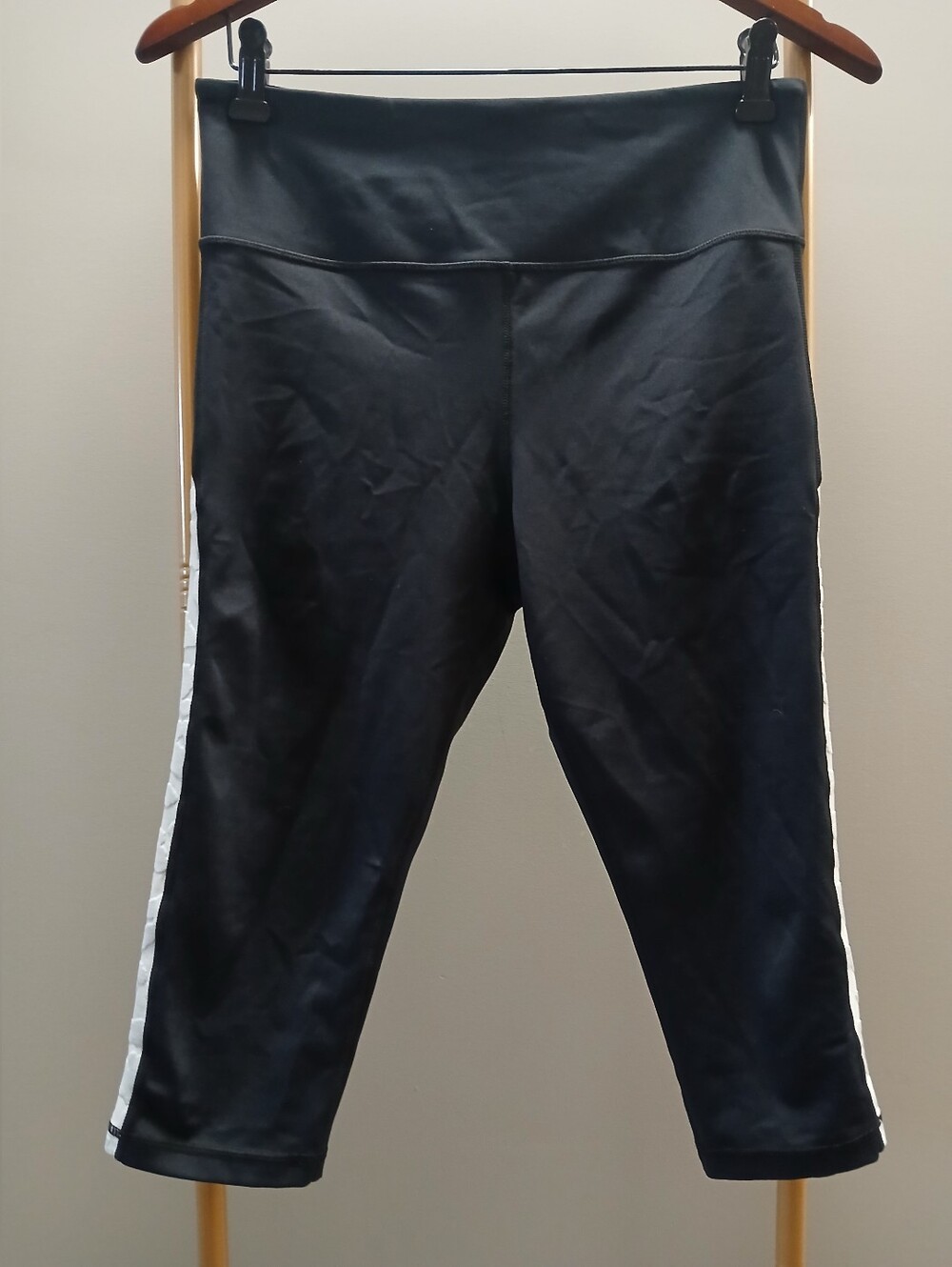 NWOT Zyia Black & Grey Striped Capri Leggings